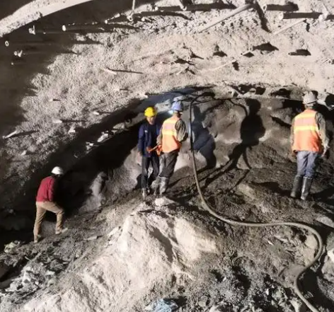 乌拉特中拱顶带模注浆料的施工流程及注意事项